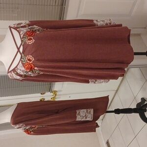 4/$60 Reddish Lace/Floral Applique Tunic Tee - Size 4X (US22)